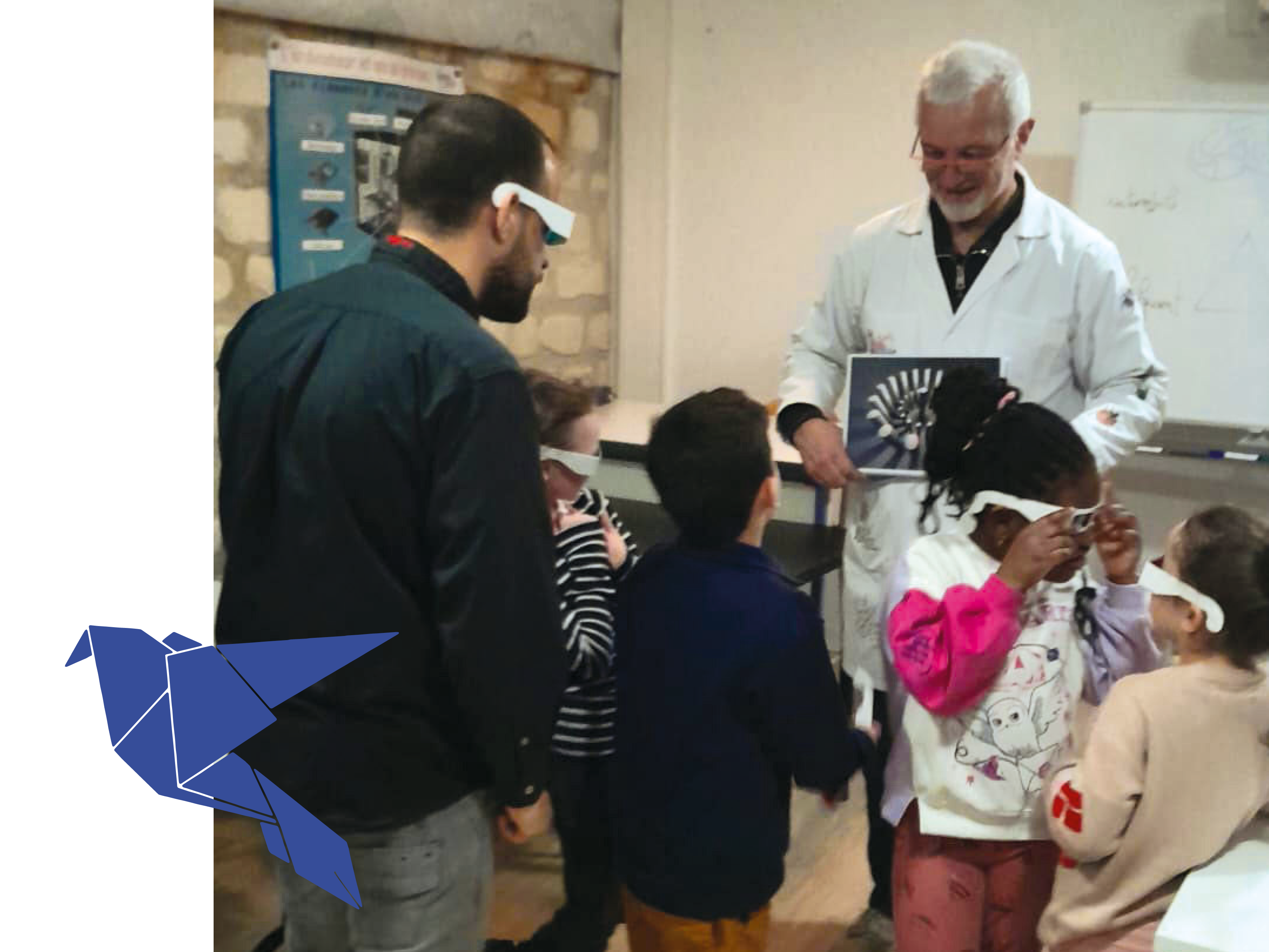 Groupe d'enfants entourant un scientifique qui fait des explications