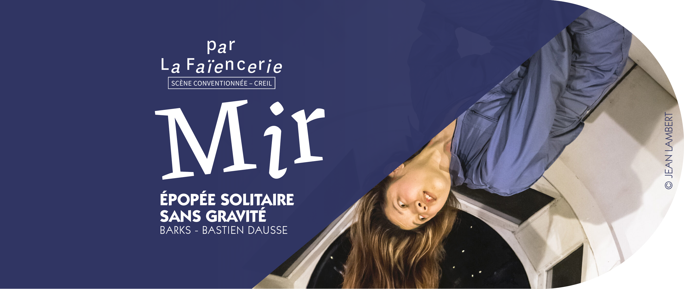 Une femme la tête en bas dans une navette spatiale. Au premier plan est inscrit le titre du spectacle "Mir épopée solitaire sans gravité"