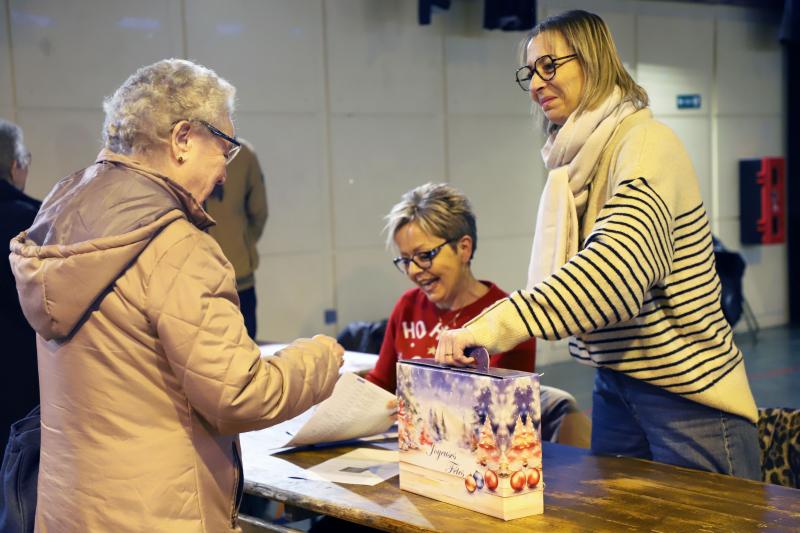 Distribution-de-colis-de-fin-dannee0712-24IMG2422resultat